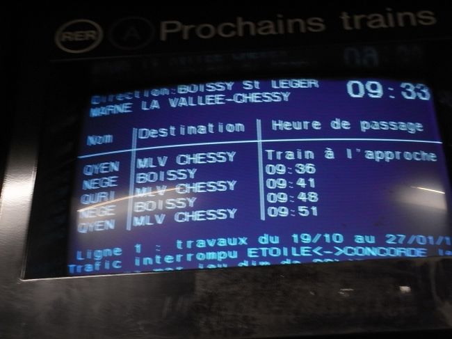 La Villee Village Outlet へ<br /><br />リヨン駅からRER A4で。<br /><br />階段を下りると左右2つのホームがあり、片方がA4とA２、もう片方がA1、A3、A5になっています。<br />写真のような画面があるので行き先を確認。<br />