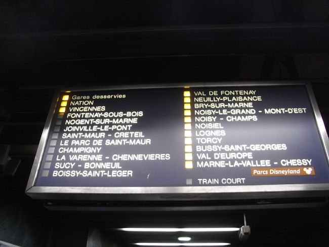 La Villee Village Outlet へ<br /><br />さらに写真のような画面で停車駅を確認すれば、安心です。<br />停車駅にランプが付いています。<br /><br />今回の目的駅は、VAL D'EUROPEです。<br /><br />さらに、電車の中で車掌のアナウンスが流れていて、フランス語なのでわかりませんが「ディズニーランド」と言っているのだけは聞き取れました。<br /><br />RER A4には、行きはAM9:00頃、帰りはPM1:00頃乗車しましたが、安全でした。（土曜日）<br />