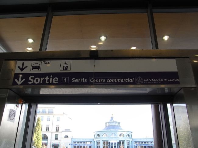 La Villee Village Outlet へ<br /><br />VAL D'EUROPE駅は、2つ出口があります。<br />1番出口がLA VALLEE VILLAGE方面です。<br />（パリから向かう場合、電車の前のほうに乗車すると、1番出口に近いです。）