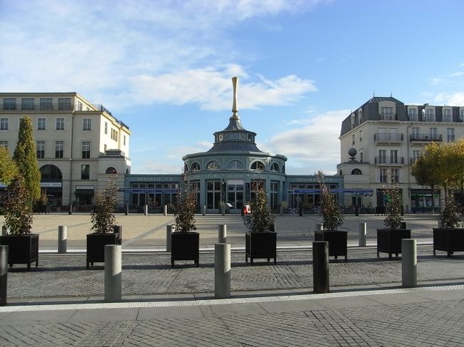 La Villee Village Outlet へ<br /><br />出口を出ると、写真のような建物があります。<br />出口を出て、右に進みます。