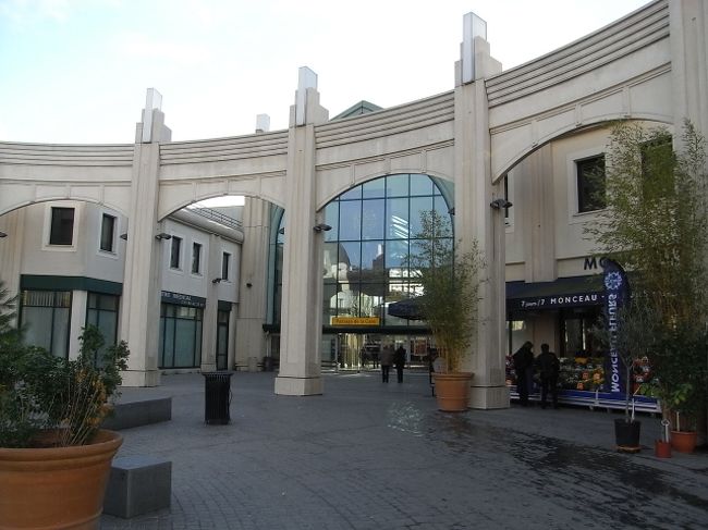 La Villee Village Outlet へ<br /><br />右に進むと、Centre Commercial（写真参照）が現れます。<br />この建物の中を進むとfnacとフードコートがぶつかります。ここを抜けるとLa Villee Village Outlet にたどり着きます。<br /><br />このCentre Commercialには、H＆MやZARA、Mangoなどが入っていました。<br />