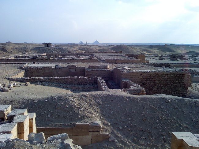 遠くにさっきまで居た、ピラミッドが見えます！<br /><br />手前は遺跡発掘中って言ってたかな・？？