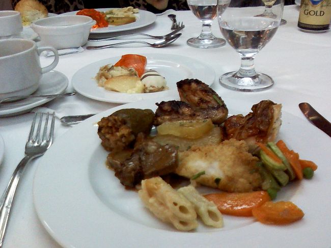 お腹がもたれてたので、<br />バイキング夕食はこれだけ☆<br />っていっても結構食べたかも〜。<br /><br />前菜はダメだけど、お肉と魚は美味しい☆