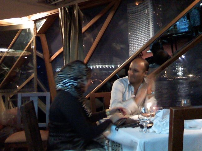 ここでサプライズ♪<br /><br />ハッピーバースディの生演奏が急にながれ、<br />ケーキが運ばれていきました。<br /><br />どうやら、こちらの彼女さんのお誕生日みたいで、<br />彼がネックレスをプレゼントして、<br />世界各国の色んな旅行客に拍手されてお祝い♪<br />ステキでした〜☆