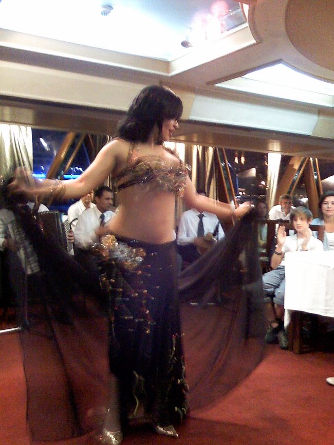 添乗員さんが一番前の特等席を用意してくれて、<br />こちらの席に移動。<br /><br />でも、前に出て踊ってね〜との条件付き☆<br /><br />べりーダンスのお姉さんは、<br />デビューしたての人らしいです。<br />セクシー(〃▽〃)