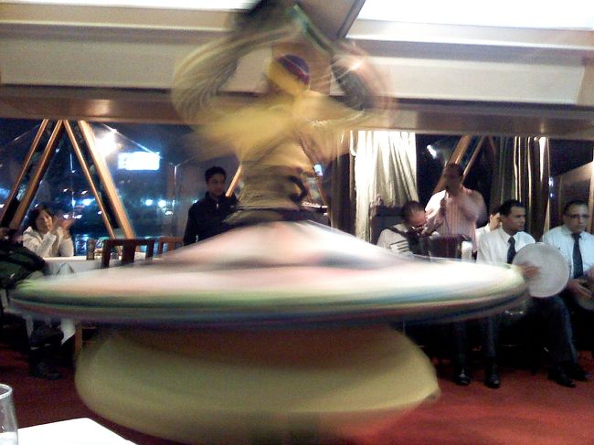 これは、タンヌーラという回転舞踊。<br /><br />スカートを上下させて、最後は頭の上に。<br />ずっとぐるぐる回してるから体力いりそう〜。<br />