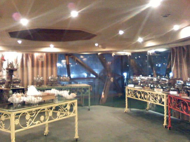 2階へ上がって、ここからデッキに出ました。<br />ちょっと寒かったけど、夜景がきれいでした。