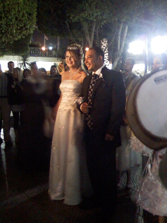 2時間のクルーズを終えて外に出ると、<br />結婚式をしていました〜(*'▽'*)<br /><br />