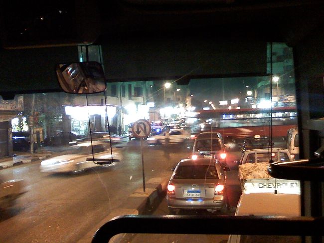 カイロの渋滞を見ながらホテルへ。<br /><br />面白いから、ずっと見てても飽きない光景。<br /><br />今日もいっぱい歩いてぐったり。<br />24:00、就寝♪