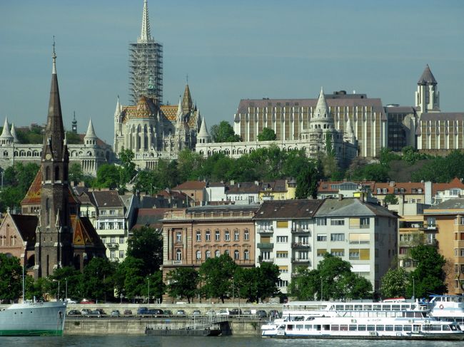 ４月２９日 (火）　晴<br />　今日と明日の二日間ブタペストの観光です。<br />先ずペスト側から王宮を眺めます。　手前の河は、ドナウ河です。<br />　美しい眺めです。　しかし何か変です、ランドマークであるマーチャーシュ教会の塔に足場が組まれ、優美な塔が無骨な塔に変身しています。