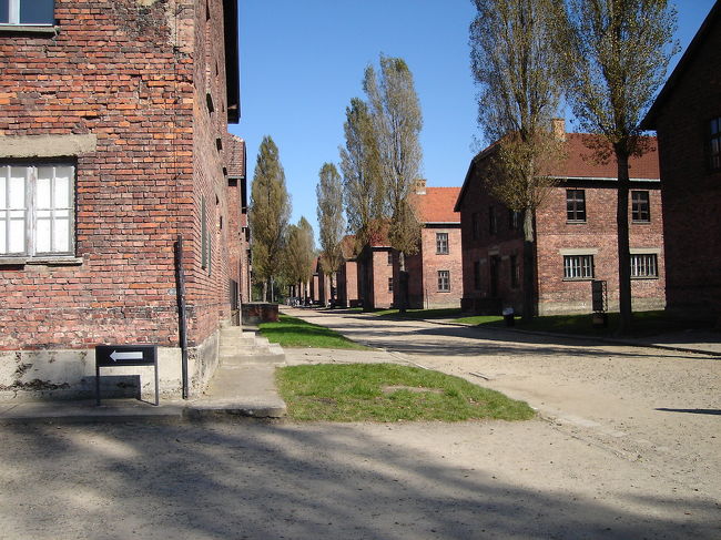 収容所が設立された当初は、14棟の1階建て、6棟の2階建ての計20棟の建物がありました。1941年から1942年には、囚人の労働力を使って、1階建ての建物は全て2階建てに改築され、8棟の建物が増築されました。