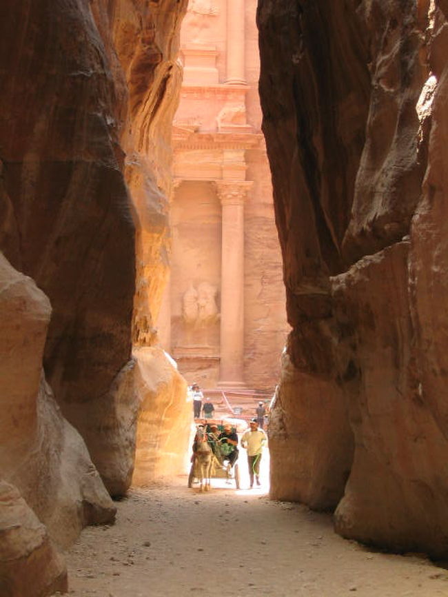 ペトラの入り口です。<br />一歩一歩がもう興奮しまくりでした。