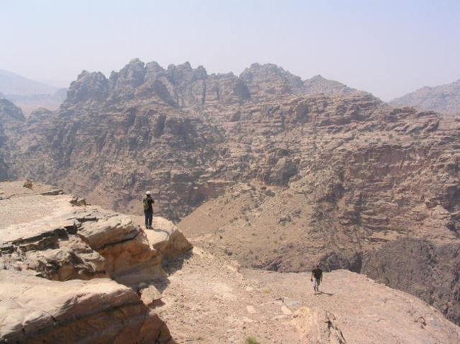 エドティルからの眺め。<br />むき出しの岩肌がそびえていました。