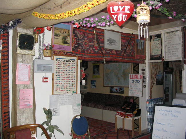 お世話になったバレンタインホテルのフロント。<br />チェックアウトしてこの後、アカバへ旅経ちました。