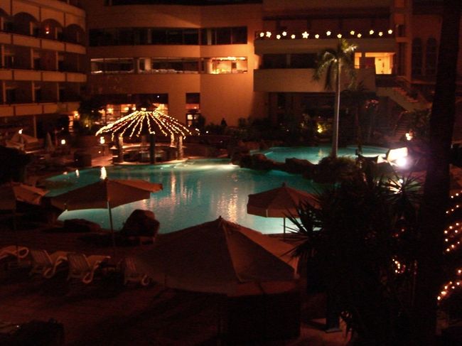 今日の宿泊<br />JJWアマランテホテル<br /><br />部屋のバルコニーから見えていました。<br />中庭にプールがライトアップされて素敵♪