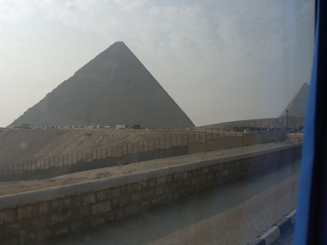 見えてきました！<br /><br />カイロ市内からあっという間です。<br />余韻に浸ることなくすぐ見えてきたので、ちょっとショック(>_<)。