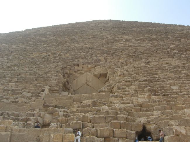 ピラミッドの正面<br /><br />大きすぎて真下から頂点はもう見えません。