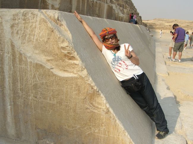 平均2.5ｔの石灰石を230個、210段に積み重ねてあります。<br />1段目は斜めで手を伸ばしてやっと上面に届く位大きいです。<br /><br />＜ﾋﾟﾗﾐｯﾄﾞﾃﾞｰﾀ＞<br />１辺の長さ＝230.37ｍ<br />傾斜角＝51.50度<br />元の高さ＝146.6ｍ　<br />現在の高さ＝138.75ｍ<br /><br />