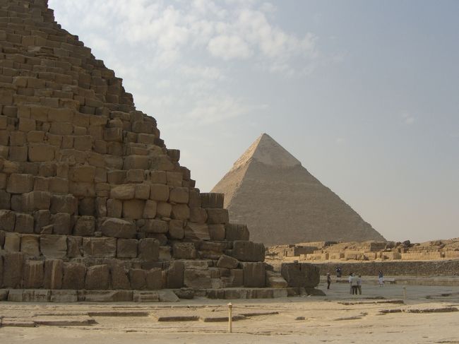 ②カフラー王のピラミッド(右奥）<br /><br />古代では「カフラーは偉大なり」という意味の名で呼ばれていた。