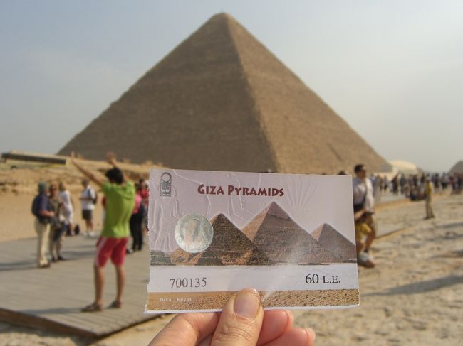 ここでは②カフラー王のピラミッド内に入場。<br /><br />地表の位置にある出入口から、モワァ～っと蒸し暑いアップダウンの細い通路を中腰で一列に並んで入るため、かなりしんどかったです。<br /><br />突き辺りには地表と同じ高さにある、岩盤を削り周りに石を積み上げた構造の部屋があり、石棺が置かれています。