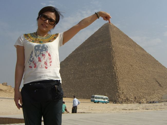 お土産物売りのおじさんに、クレオパトラ風ネックレスを付けてもらい、ピラミッドと遊びました♪<br />