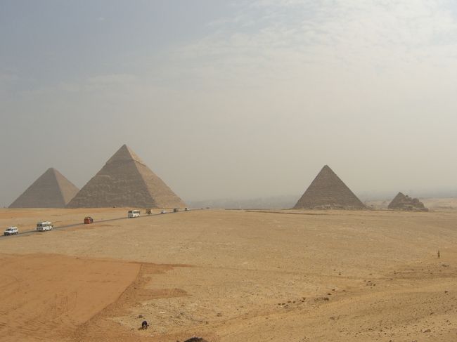 パノラマポイント！　ワンダフルビュー！<br /><br />３大ピラミッドが一望できます。<br />左から順にクフ王、２番目カフラー王、３番目メンカウラー王、４番目王妃たちのピラミッド<br />