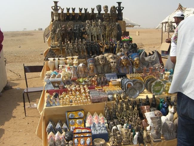 置物をメインとしたお土産物屋さんがズラ〜っと並んでます。