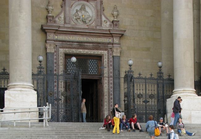 　正面の入口です。<br />学校の生徒でしょうか、階段に座って先生の説明を聞いています。