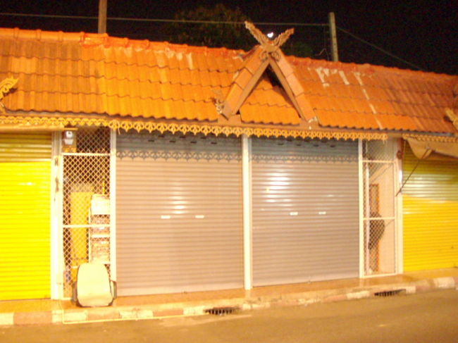 ５月に来たときにドクターフィッシュやったんやけど、その店のコらに会いに来たんですわ。でもあれ？シャッター閉まってるし。。。たしか夜９時までやったと思ったんやけど、お客さんおらんから早じまいしたんかな？残念。。。