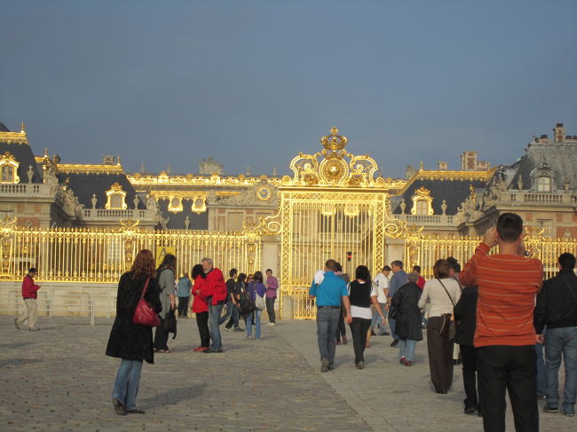 ヴェルサイユ宮殿の正門前です。大勢の人が入場待ちをしていました。混雑のため、予約時間より若干遅れましたが、入場できました。