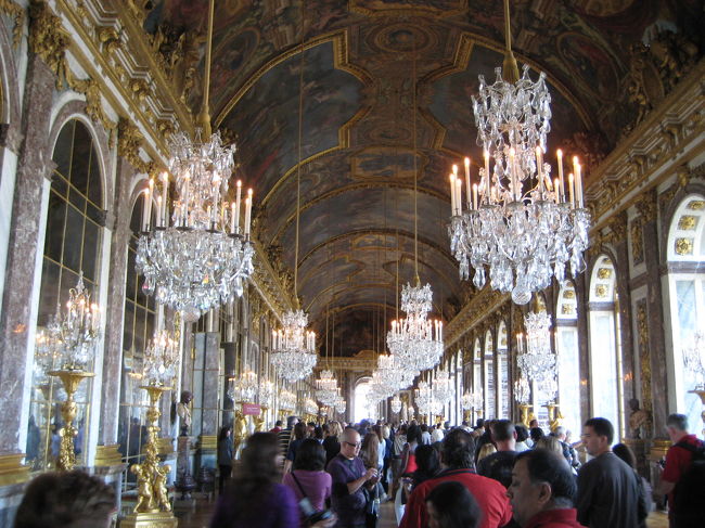 鏡の回廊は観光客で一杯。