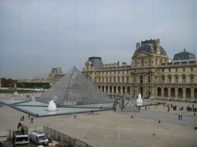 ルーヴル美術館の入り口付近。有名なガラスのピラミッドがあります。ガイドさんの案内で、有名な絵画を中心に半日コースで鑑賞しました。モナリザの本物をさほどの混雑でなく、観ることができました。