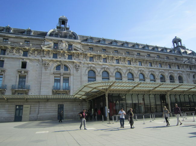 写真はオルセー美術館の入り口付近。駅舎の建物をそのまま利用したとのこと。ルーヴルと並ぶ必見のスポットです。１９世紀の印象派、モネ・マネ、ゴッホ・セザンヌ等の巨匠おなじみの作品が多くあります。