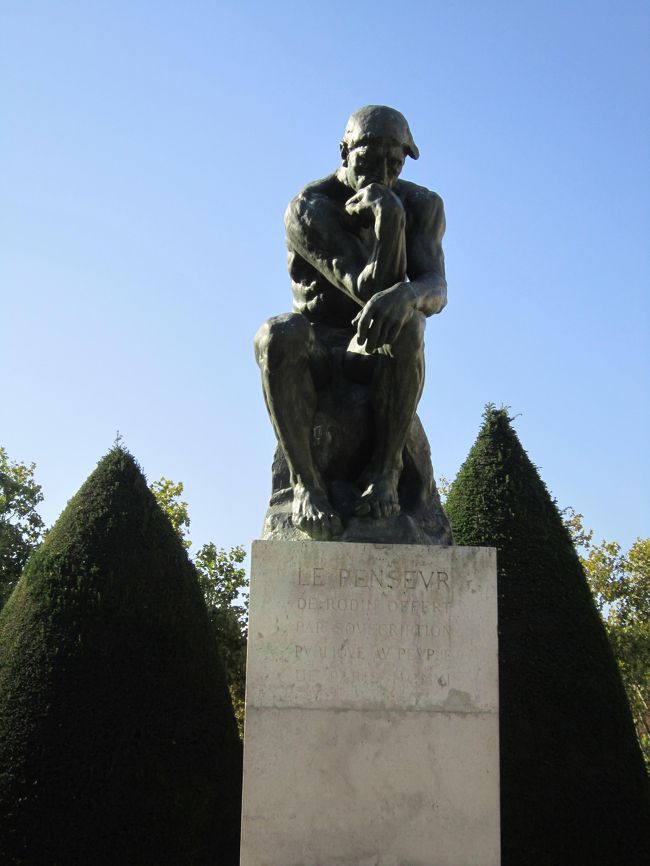 オルセーからセーヌ河沿いに歩いていけるところに、ロダン美術館があります。真っ青な空をバックにした「考える人」。途中、赤信号ので地図を見ていたら、スリが私のバッグを触っていたのに気がつき、かばんを手でつかんで事なきを得ました。もっとも、貴重品は入っていませんでしたが。