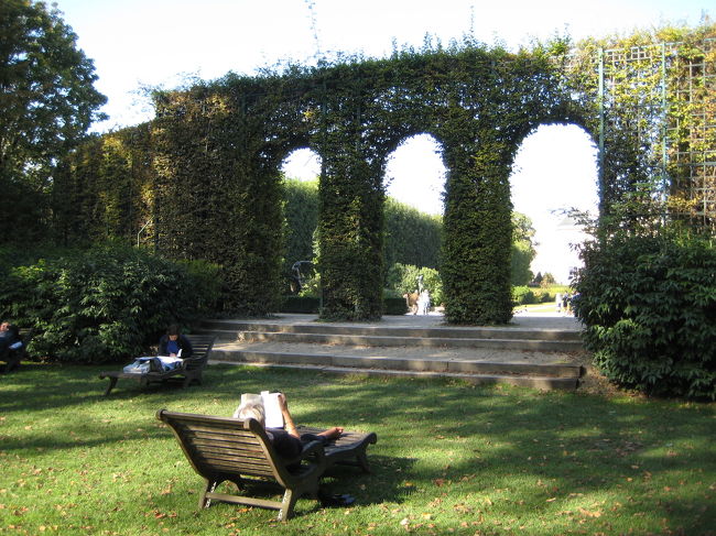 庭の椅子で昼寝をしている人もいます。