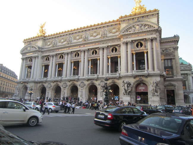 夕暮れのオペラ座です。今日は、よく歩きました。