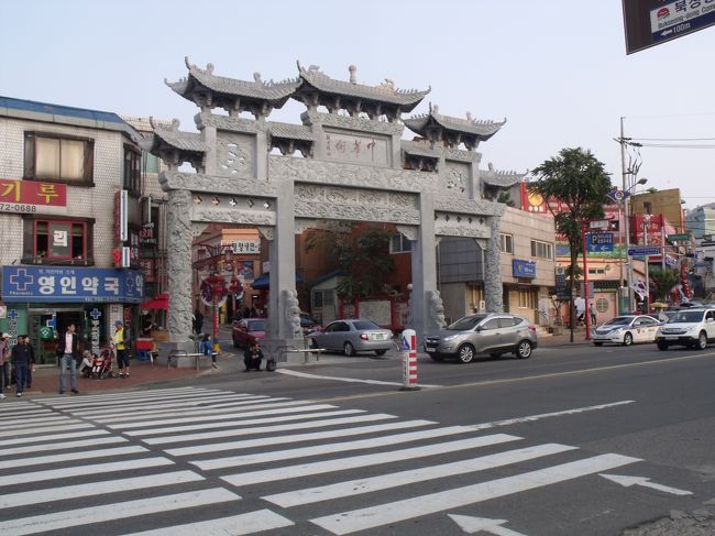 １章　、もういくつ寝るとエベレスト編<br /><br />昨年（０９）家業を甥っ子に譲り、自由人になった私は、たっぷりの時間と、ちょっぴりのお金と、大きな冒険心を持った５９歳のおじさんです。おじん臭さに加え、加齢臭とカレー臭がごっちゃになって、メッタ汁（どうも石川県だけの呼び方のようで、ブタ汁のような物）のように、いろんな味が出ていると、自称自覚しています。<br /><br />つれずれなるままに　日暮硯に向かいて、心に移りゆくよしなしごとを、そこはかとなく書きつくれば、あやしうこそものぐるほしけれ吉田兼好の徒然草のあまりにも有名な序文である。現在の自分に書き改めると次のようになる。<br /><br />つれずれなるままに、日暮パソコンに向かいて、心に映りゆくエベレストに、そこはかとなくパクリ創くれば、怪しゅうなるも旅行記できあがる。<br />航空券をとってからの半年以上、毎日毎日指折りながら、いろいろなHPから使えそうな言葉を抜出し、行ってもいない旅行記を書いていた。<br /><br />２月に大体の予算を立ててみた。<br />１ドル＝９６円＝１２０RP＝１０００ウォン<br />　　　韓国内　　　　２日　　　　　　１００ドル<br />　　　カトマンズ２０ドル×３泊　　　　６０ドル<br />　　　交通費１００ドル×２　　　　　２００ドル ルクラーカトマンズ<br />　　　ガイド兼ポーター　８ドル×２５日２００ドル<br />　　　ロッジ２ドル×２５泊５０ドル<br />　　　食事５ドル×２５日１２５ドル　計７３５ドル<br />ほかに<br />　　　航空券マイレージ５万マイル<br />　　　日本国内交通費　夜行バス２５００円<br />　　　　　　成田ー上野　　　　２４００円<br />　　　　　　上野ー金沢<br />お金はいくら持っていけばよいか考え何所だが、楽天家である私は５２０００円と１５００ドルと前から持っていた２１万ウォンしか持っていかなかった。もしもの時にはカードがあるさと暢気に構えていた。<br /><br />結果的には<br />韓国内６０ドル（ウォンを使用）<br />カトマンズ２０ドル×５＝１００ドル<br />交通費（ルクラーカトマンズ片道）１１５ドル＋１０ドル（手数料）<br />ガイド兼ポーター　１３ドル×２５日３２５ドル（チップを含む）<br />ロッジ３ドル×２２日＝６６ドル<br />食事８ドル×２６日＝２０８ドル<br />山の中のロッジはどこもあまり変わりはない。食事はものすごく高いと思う。無視できないのが、水で高いところでは１リットル３２５RPもしており、コーラやビールもそれくらいしていた。<br /><br />２月に９６円もしていたドルが、９月２４日もう底値だろうと、１２万円（１３９１ドル）だけ両替してくる。１３日の新聞では８３．９４円しかし実際に買うには、手数料がかかるため、銀行でも郵便局でも８６．２２円だった。翌１５日、管と小沢の総理選の影響か、急騰して８３.２２円の７２銭円高になった。たかが７２銭といえども、１０００円の違いが出た。<br /><br />昨日為替の係りの人が言っていたのは、１１時にレートが切り替わるそうだ。前日より円高だったら、<br />１１時以降に換金し、円安だったら１１時以前に買えばよいということ。<br /><br />しかし、１６日になると政府は６年半ぶりに為替介入、途端に２円２５銭安の８５．４７円に。１１時を境に３１２０円の違いは大きい。円安の時には見合せばよいが、円高の時には朝１番に替えに行かなければいけない。航空券はマイレージ（格安では８万円くらい）とはいえ、トータルで１１万円ぐらいで１か月の旅行を終えることができた。<br /><br />大韓航空は月曜日と木曜日に、仁川からカトマンズに飛んでいるので、１０月１０日（日）に成田から仁川に行き、翌１１日にカトマンズまで行った。<br />仁川には１泊しなければいけないので、インスパという大型サウナにて安くつけた。まずは空港より３０６番のバスに乗り、中華街へ行く。空港でキムチを買って野菜不足に備えた。<br />以下　仁川トランジット編（カミングスーン）