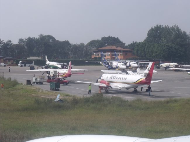 人類にとって小さな第１歩だが　わが人生においては大きな１歩である。（フットストロング歩行士）<br /><br />トリブバン国際空港(Tribhuvan・KTM)&amp;nbsp;トリブヴァンというのは、第８代国王の名前だそうだ。清水建設が日本の援助で作ったそうです<br /><br />ラジオでちょっと面白い話を先月していた。なんでも、この空港近くに大学があり、中間試験の答案用紙を警察の保管庫に３か月もほっといたら、ネズミが食い散らしてしまい、判読不明になってしまった。ネズミが住み着いている警察も問題だが、３か月もほったらかしの試験って何の意味があるのだろう。<br /><br />写真は各地に向かう飛行機たち