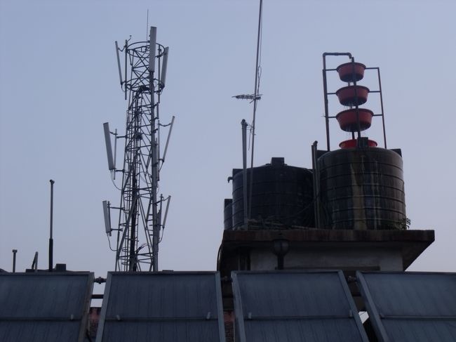 １か月のビザをもらい外に出ると沢山の人が出迎えてくれる。<br />フジホテルと書いたボードを持った人がいる。日本出発直前に予約をしたが、丁寧に断りのメールが届いた。ひょっとして泊めてくれるかもしれないと近寄ると、満面の笑みを浮かべ満員だ、ドミはもうやっていないと言う。HPにはドミがあることになっているぞ。他のホテルに案内するという。<br /><br />ぼろタクシーに乗せられて市内にむかう。ホテルは決まっているのかと聞かれ、<br />ホリーワーカーにしようと思っていると言うと、近くにあるよと言う。ははーん、こいつはキャッチマンだったなと解ったが、成り行きにまかすことにする。<br /><br />この人は結局ASAHIトラベルの人で、日本のHPでも載せている会社なので信用しろだって。トレッキングの世話をすると言うので話を聞くだけにする。<br />ガイドは１日１９ドル、ルクラへの飛行機は１１５ドルでどうだと来た。ガイドはポーターでよく１日１０ドルだと断り、飛行機だけを頼んだ。明日の便は取れず、明後日の第３便の予約が取れた。１時間ほどで航空券が届いた。<br /><br />２００９年２月にも３０％近く値上げされたが、<br />ネパール国内線2010年2月10日より再値上げ<br />カトマンズ−ポカラ　 91USドル→　92USドル<br />カトマンズ−ルクラ　113USドル→　115USドル<br />マウンテンフライト　Yeti Air　151USドル→154USドル<br />　　　　　　　　　　Buddha Air　156USドル→160USドル<br /><br />飛行機は道路も要らず、補修も要らない。足元を見たぼったくり<br /><br /><br /><br />