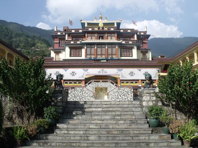 今日はこれでしなければいけないことが済んだので、ブタニールカンタ（Budhanil　Kantha)に行ってみよう。別段どこでもよかったが、カンタという名前が５年ほど前に死んでしまった愛犬と同じだからだ。タクシーに１１KMだから５００RPで頼む。<br />大体のKMを知っておくと折り合いが早い。アメリカ大使館の前を通り、正面の山にあった。<br /><br />カンタ様は大きな寝仏で、日差しが強くて日よけを受けていた。御神体なので写真は取れない。ここには３５年ほど前にネパールに来た時にも、自転車で来たことがあるぞ。足の両親指を両手で触ってお祈りを繰り返している。<br /><br />小さな小さなアンモナイトを２粒２ドルで買う。そら豆ほどの大きさで真中が中空になっており、穴を覗くとアンモナイトの模様になっている。<br /><br />村の裏山を１時間ほど登ると、尼僧院ナギゴンパがあり、カトマンズの町が一望されるとあったので、登り始めるが途中の立派な寺で、神の啓示がありやめてしまった。帰りはミニバスにて帰ってきた。１５RP<br /><br />トレッキングに出かけると　肉を食べる機会が少なくなるので、タメルのエベレストステ−キハウスでたっぷり肉食べた。ガ−リックソ−スが美味いですよ<br /><br />