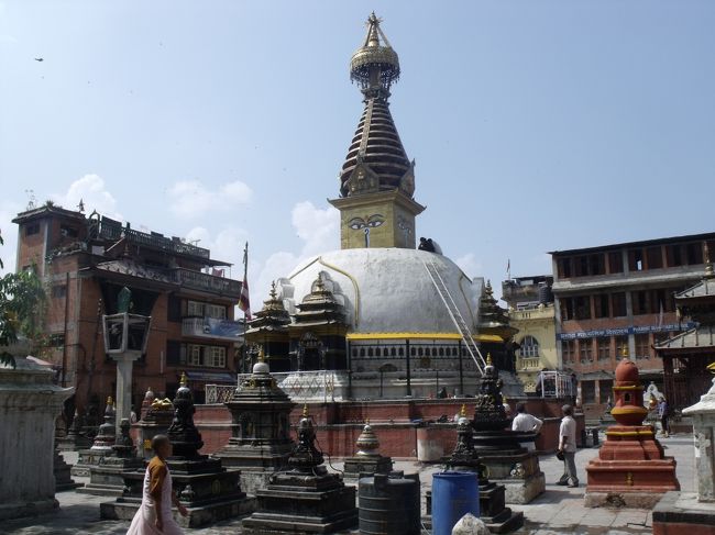 ホーリーランドのあんちゃんと一緒に、ダイアモックスを買いに行く。<br />薬屋ぐらいそこら中ににあると思っていたが、見当たらなかったから、あんちゃんに聞いたら、病院に行くから一緒についておいでと言われたからだ。<br />１０錠１００RP×４と、地元の風邪薬cetamol６錠２５RP<br /><br />シュラフを買いにタメールを歩く。シュラフには−２０度と−１０度−５度とランクがある。店の前にぶら下がっている−２０度は、１５０ドルと言っているのを、７０ドルまで下げるがそれ以上は下がらなかった。これは傷物だから売れないとか言い出す。どんな傷かと聞けば３か所ほど汚れているからと言う。そんな汚れなどノープロブラム、ノープロブラムと言い負かすが、だめだった。<br /><br />考えてみれば、ロッジ泊りだから−２０度は必要がなく、−１０度にでよいと２０ドルで、店の親父が引っ張り出してきたものを、よく見ずに購入してしまった。このシュラフとんでもない粗悪品だった。リュックも１０ドルで買う。<br /><br />今日の１句　　アー言えばコーぼる<br /><br />