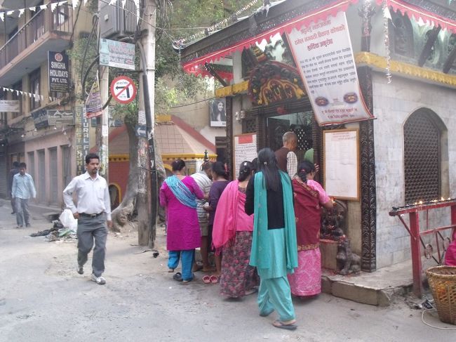 ホリーランドのドミは４人部屋。３っつのベッドと、一番奥は地べたにマットを敷いてある。<br />１番奥が使い勝手がよく、物を自由に置ける。<br /><br />中国とタイの混血ですと自己紹介されたAさんは、入り口に対して平行なのは風水が悪いとベッドの位置を変えている。<br />斉藤さんは、ジリから歩いてルクラまで来て、カラパタールからチョラを超えてゴキョウにルクラから１０日で回って来たと言う。私より４，５歳上のように見えるが、１５，６KGはありそうなリュックを背負い、３週間歩いていたそうだ。恐れ入る。<br /><br />今日のルクラでまた飛行機がオーバーランしてしまい、とがっていた鼻先がへこんでしまって、飛べなくなってしまった。これからの稼ぎどころなのに、へまこいて泣いているそうです。先端部分だし、簡単に取り換えるのか、そのまま手打ちで、板金直しでごまかして済ますのか心配している。明日の飛行機にならないように祈ろう」<br /><br />マッサージに行ってこようと、ホテルの目の前のマッサージ店へはいるが、１０時までだからと断られてしまった。日本みたいにお客がある限り営業はないようだ。<br /><br />３階のトイレが詰まって使えない。何所の誰かが紙を流したのだ。<br />しらないよ