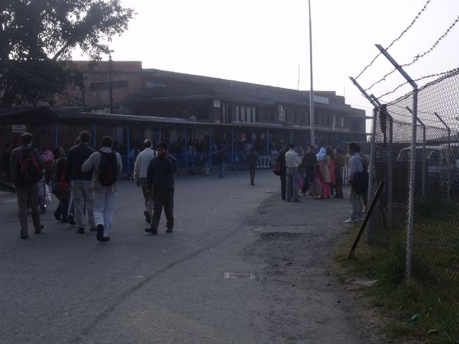 ２０１０年１０月１３日（水）<br />朝７時にやることもないので、早めに出ることにする。タクシーに荷物を放り込み、エアーポート３００ルピーOK?　OKオアNO　OKオアNO　OKオアNOと３回繰り返したが、返事がないので荷物を下ろすと、しぶしぶOKの返事があった。<br /><br />車中ネパールイズビューテフルカントリBUTカトマンズダティタウンとか今からルクラに行くのかと、非常に友好的雰囲気があった。空港近くになってチップをくれと言い出す。断固拒否し３００RPきっちり払う。<br /><br />空港の様子がおかしい。警備員がパスポートチェックしている。乗客もでかい荷物を持ち込んでいる。中に入ろうとすると、ドメスチック（国内線）はあちらですよと丁寧に教えてくれる。あの運転手めやりやがったな。３００Mぐらい歩く羽目になった。こういうしっぺ返しを受けるのも一人旅の面白さ。