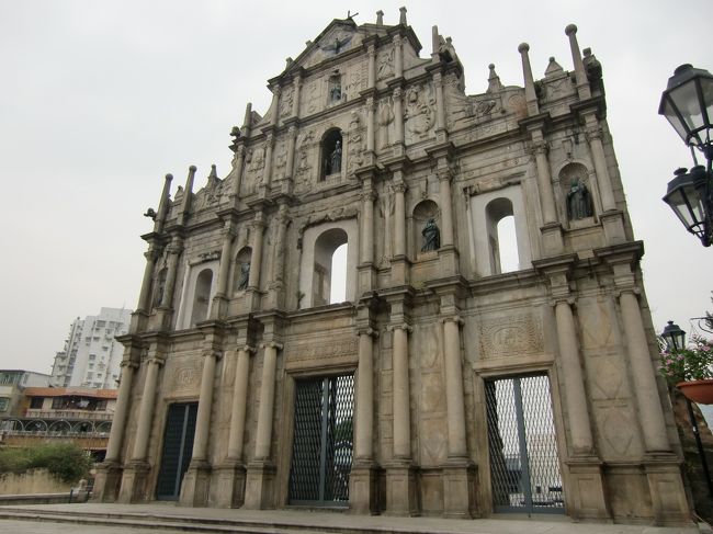 3、聖ポール天主堂跡　Ruins of St. Paul's<br /><br />聖母教会の焼け残った建物の正面壁。<br />正面の姿を見るだけでなく、奥に天主堂芸術博物館もありますので、あわせてご覧あれ。