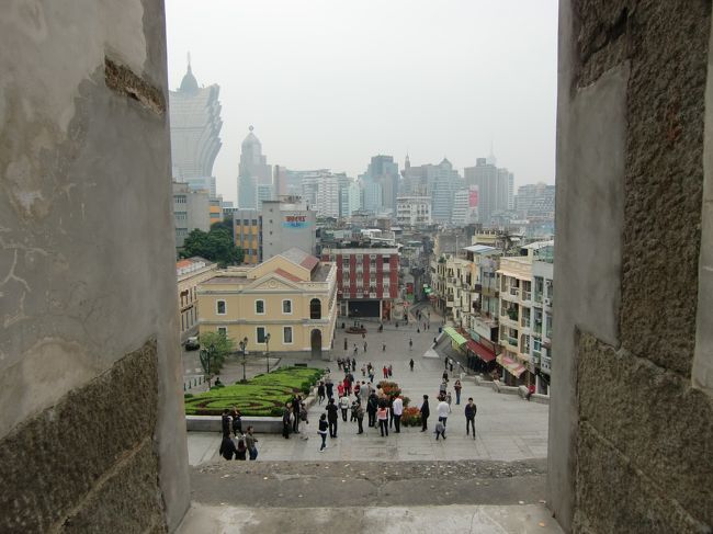 4、イエズス会記念広場　Company of Jesus Square<br /><br />聖ポール天主堂跡前の広場です。<br />天主堂の窓からのアングルで。