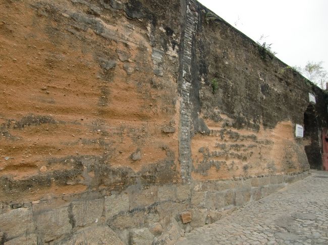 5、旧城壁　Section of the Old City Walls<br /><br />かつてマカオに城壁が築かれました。現存するその一部です。