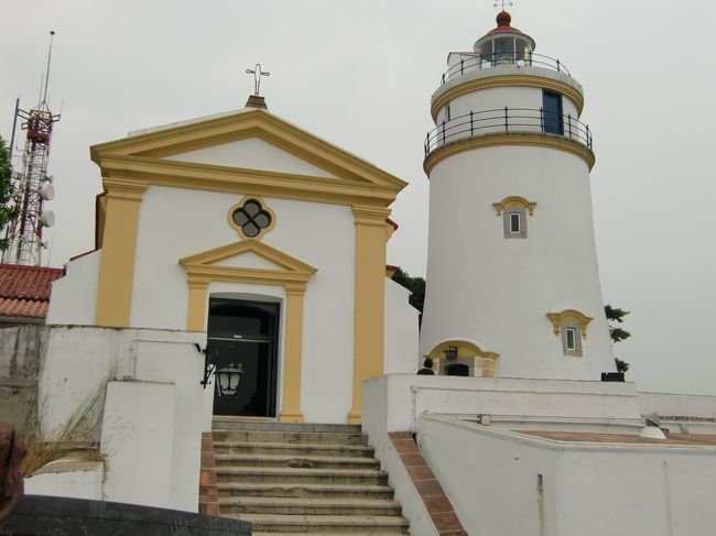 12、ギア要塞（ギア教会とギア灯台）　Guia Fortress<br /><br />マカオで一番標高が高く、市内を一望できます。<br /><br />ここへの登り坂、キツかった〜。