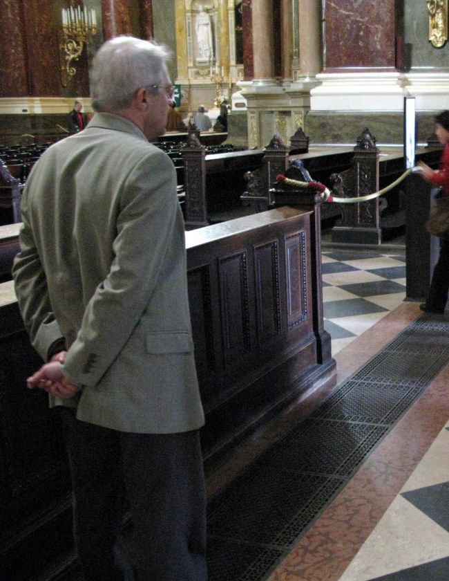 内部に入りガイドの説明を聞いているところです。