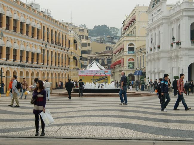 18、セナド広場　Senado Square<br /><br />マカオの中心地。観光客でいっぱいです。<br />白と黒の波模様の石畳が敷かれ、素敵な雰囲気。<br /><br />朝8時30分ごろから歩き始めて、ゆっくり見てまわりここでお昼となりました。（約3時間半）<br />ランチタイム休憩です。
