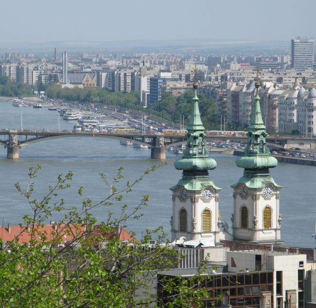 　午後は鎖橋を渡り、王宮の丘に来ました。<br />しばしドナウを挟んで、ペスト側の風景に見惚れます。<br />　手前の二つの塔は、聖アンナ教会、向こうの橋はマルギット橋です。